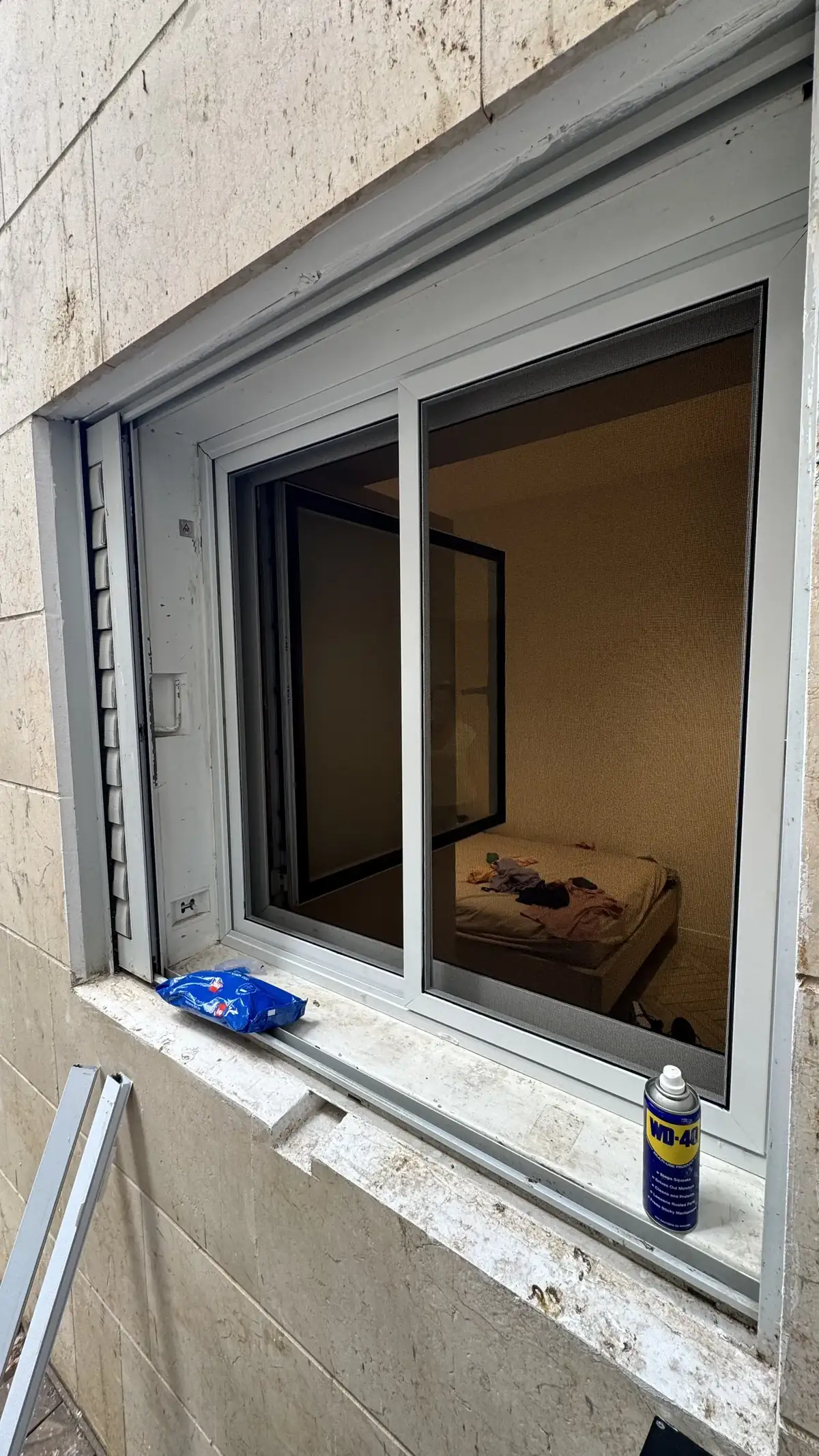 התקנת חלון הזזה אלומיניום — עבודה מהצד החיצוני