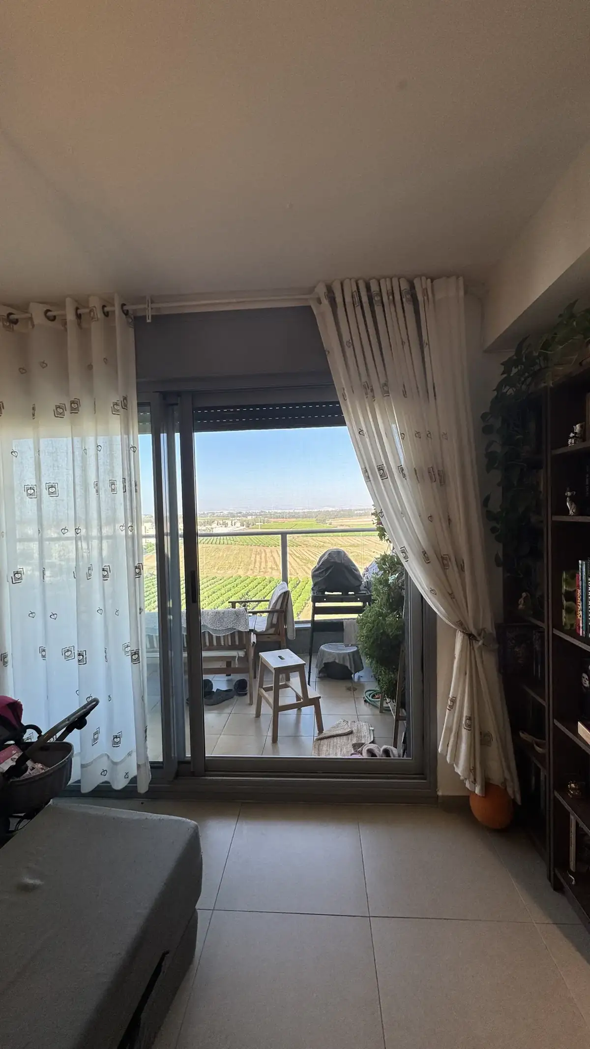 דלת הזזה אלומיניום עם יציאה למרפסת ונוף פתוח