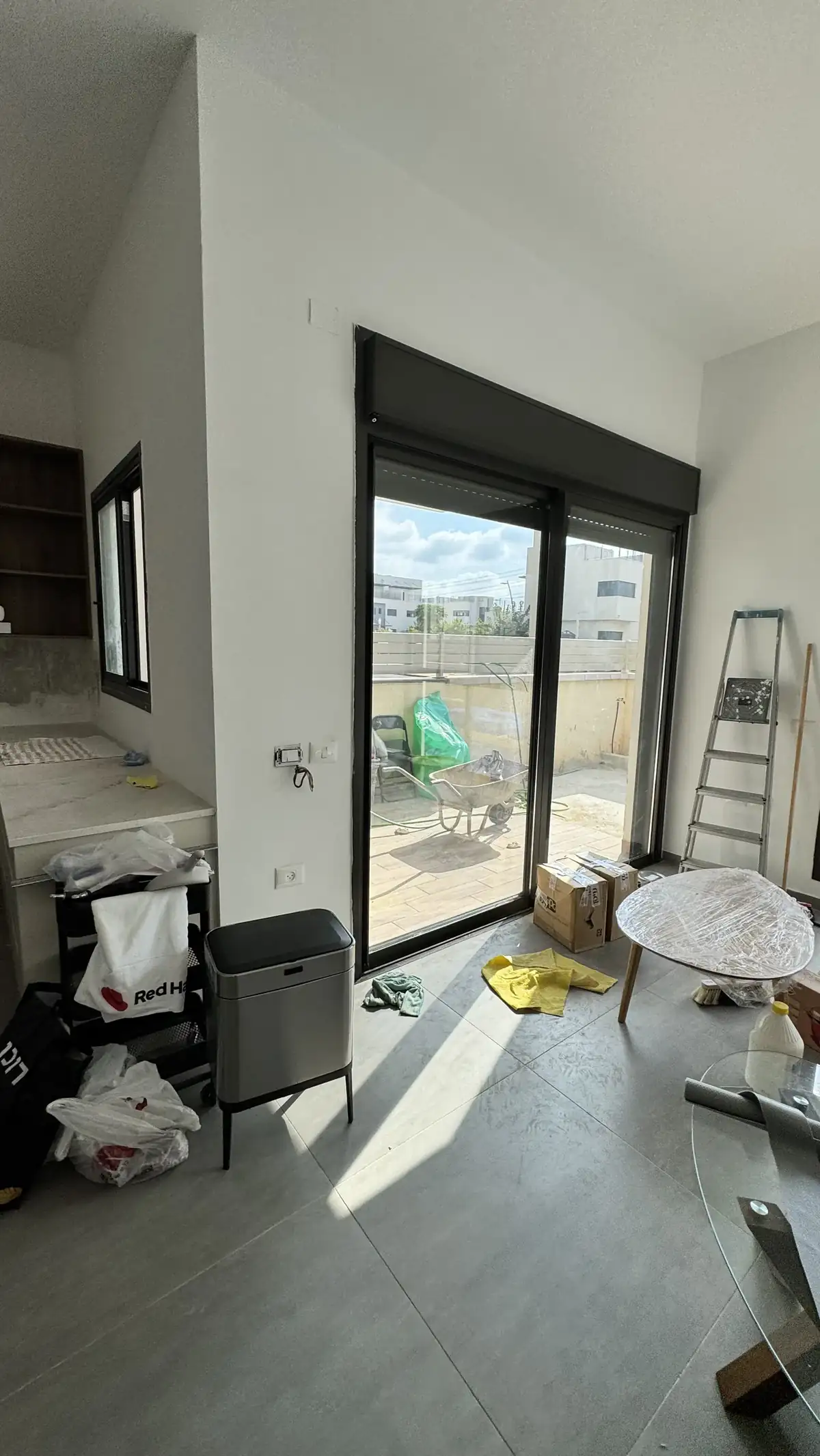 התקנת אלומיניום בדירה בשיפוץ