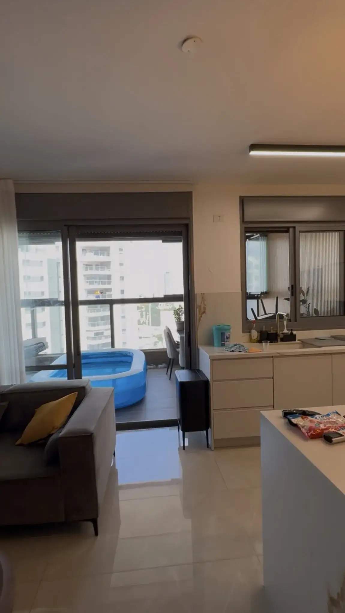 חלונות ודלת הזזה אלומיניום בגוון אפור בסלון